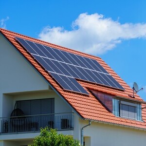 Dotacia na fotovoltaiku môže podstatne znížiť počiatočné náklady spojené s inštaláciou fotovoltaických systémov, čím sa stane nákladovo dostupnejšia.